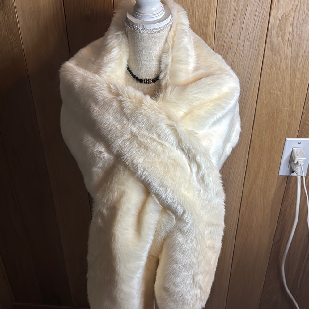 Beautiful Cream/Bridal Faux Fur Bridal Shawl Wrap NWOTS